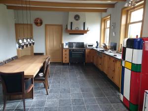 皮尔默伦德landlust.2的厨房配有木桌和冰箱。