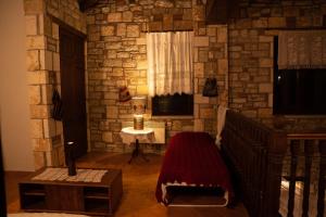 加里维亚-菲拉克迪斯Margarita's House的一间卧室设有一张床和砖墙