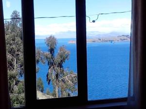 Comunidad YumaniHostal Quilla Wasi Isla del Sol的从窗户可欣赏到海景