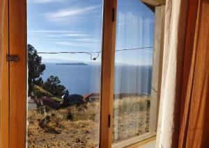Comunidad YumaniHostal Quilla Wasi Isla del Sol的享有海景的开放式窗户