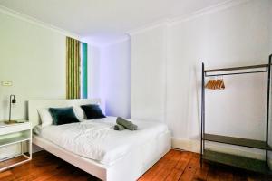 悉尼Elegant 2 BR on the edge of Downtown Dowling St 2 E-Bikes Included的白色卧室配有白色床和蓝色枕头