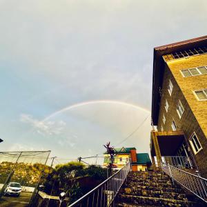 碧瑶Baguio BELL Staycation的大楼上方的天上彩虹