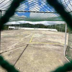 碧瑶Baguio BELL Staycation的一个空的停车场,设有网球场