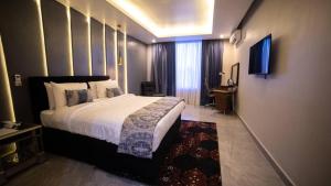 莱基Blue Apple Hotel的酒店客房设有一张大床和一台电视。