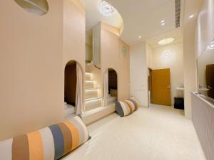 安平区Enjoy Homestay的带两张双层床和一间浴室的客房