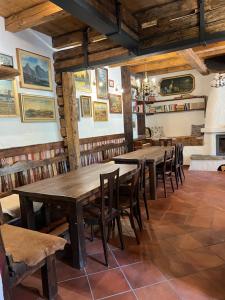 维许纳波察folk cottage Vysna Boca的用餐室配有木桌和椅子