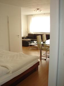 柏林Stars Berlin Apartments的一间卧室设有一张床和一间客厅。
