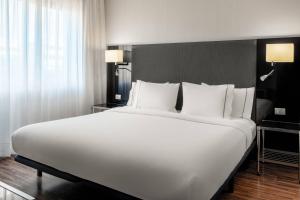 马德里马德里费雷拉AC酒店的一张大白色的床,位于酒店客房内