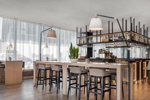 马德里马德里费雷拉AC酒店的用餐室设有带凳子的酒吧