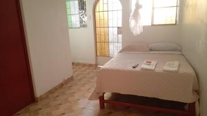 伊察Casa de Campo - Fundo Raquel的一间卧室配有一张床,上面有两条毛巾
