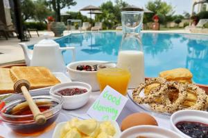 卡利塞亚-豪客迪克斯乡村旅馆的早餐托盘,包括早餐食品和一瓶牛奶