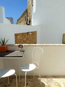 贝赫尔-德拉弗龙特拉Vejerísimo Casa Boutique的阳台的白色椅子和桌子