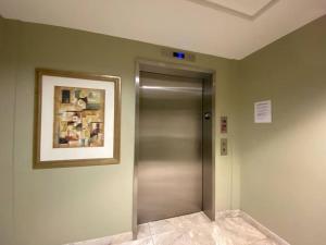 哈利法克斯Spacious Waterfront Apt #801 with AC的墙上挂着照片的大楼里的电梯