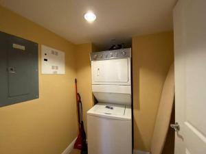 哈利法克斯Spacious Waterfront Apt #801 with AC的小厨房配有冰箱和微波炉。