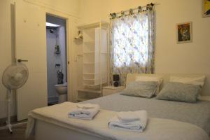 圣克鲁斯-德拉帕尔马Room with Private Bathroom - Vivienda Vacacional Out of Blue的一间卧室配有带毛巾的床
