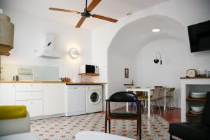 贝赫尔-德拉弗龙特拉Vejerísimo Casa Boutique的厨房配有白色橱柜、洗衣机和烘干机