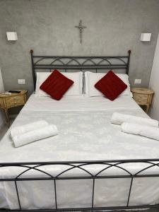 卡塔尼亚Royal House的一张大床,上面有两个红色的枕头