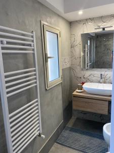 卡塔尼亚Royal House的一间带水槽、卫生间和镜子的浴室