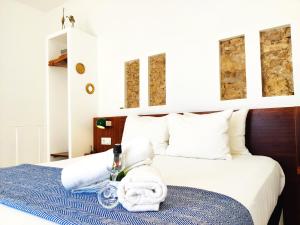 贝赫尔-德拉弗龙特拉Vejerísimo Casa Boutique的一间卧室配有一张带蓝白色毯子的床