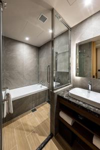 台北索拉利亚西铁饭店台北西门的带浴缸和盥洗盆的浴室