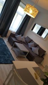 开姆尼茨Mimalou Apartment in Chemnitz的带沙发的客厅和部分窗户。