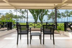 哥打京那巴鲁Shangri-La Tanjung Aru, Kota Kinabalu的美景阳台配有两把椅子和一张桌子