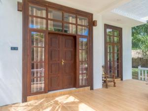 坦加拉Dinuri villa的一间空房间,设有大型木门和窗户