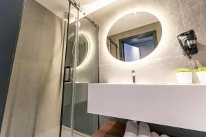 维尔纽斯潘塔德乌什酒店的一间带水槽和镜子的浴室