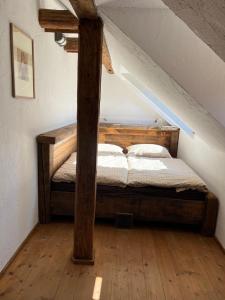 维许纳波察folk cottage Vysna Boca的阁楼卧室配有木床