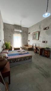 金巴兰Bali Bobo Hostel的一间卧室配有一张大床和一张桌子