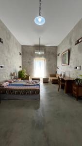 金巴兰Bali Bobo Hostel的大型客房设有床和窗户。