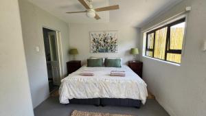 Aloe Arbour Self-catering cottages客房内的一张或多张床位