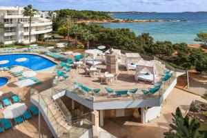 圣埃乌拉利亚热带花园公寓式酒店的享有带游泳池的度假村的空中景致