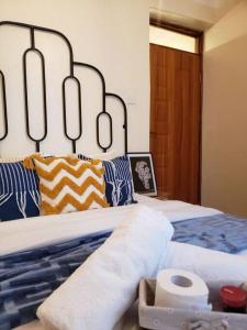 Cozy apartment-Java Blue Embu客房内的一张或多张床位