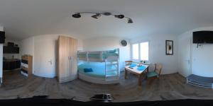特劳恩Wohnungen Bachhaus的一间卧室配有一张双层床、一张桌子和一张书桌。