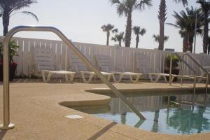 圣奥古斯丁圣奥古斯丁海景旅馆的游泳池前的滑梯,带椅子