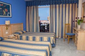 美洲海滩马洛拉公园酒店的酒店客房设有两张床和窗户。