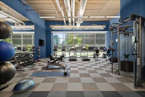明尼阿波利斯Aloft Minneapolis的健身房设有有氧器材和 ⁇ 板