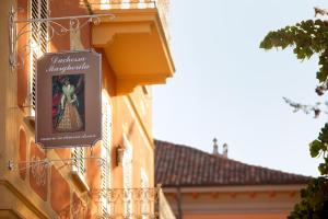 维科福尔泰多彻萨玛戈瑞塔城堡酒店的挂在建筑物边的标志