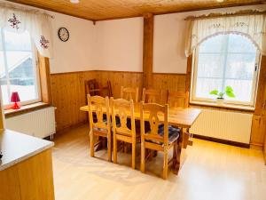 萨伦Lillstugan Sälen by的一间带木桌和椅子的用餐室