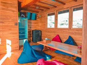 纳闽巴霍Trip Labuanbajo 3D2N departure every Friday的小木屋配有木桌和椅子