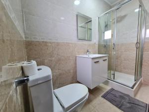 罗安达Lovely Guest House in Luanda的浴室配有卫生间、淋浴和盥洗盆。