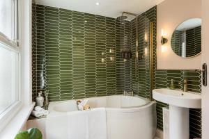 伯恩茅斯Stylish Central Apartment的带浴缸和盥洗盆的浴室