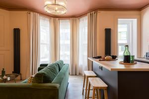 伯恩茅斯Stylish Central Apartment的客厅配有绿色沙发和桌子