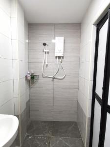 新古毛Amuse Homestay at Kuala Kubu Bharu的带淋浴、卫生间和盥洗盆的浴室