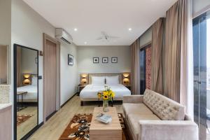 DabokHotel Blue Chip By Downtown - Near Udaipur Airport的酒店客房,配有床和沙发