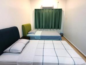 新古毛Amuse Homestay at Kuala Kubu Bharu的客房设有两张床和窗户。