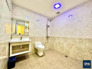 振林山Well Hotel By Maco at Legoland的一间带卫生间、水槽和镜子的浴室