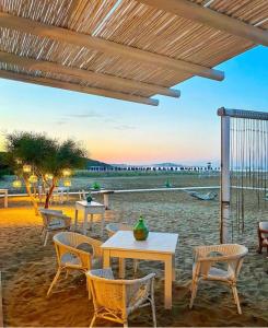 维耶斯泰加尔加诺酒店的海滩上带桌椅的庭院