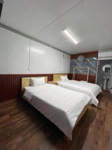 波来古市Motel Ngọc Hiền的配有两张床的客房内。